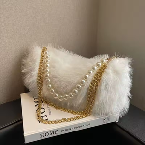 Bolsos de mano de felpa para mujer, elegantes y modernos, con cadena de perlas, informales, de felpa, de color sólido, para dama. - Product Image 5