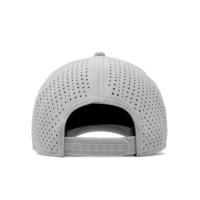 Casquette de golf structurée 5 panneaux imperméable avec logo personnalisé en patch de caoutchouc, respirante, perforée au laser avec cordon pour le sport