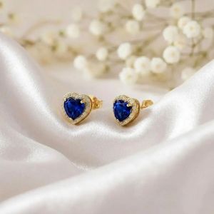 Boucles d'oreilles en forme de cœur en saphir bleu, boucles d'oreilles à clous en pierres précieuses, détail en or CZ, bijoux minimalistes, argent 925, cadeau pour son anniversaire - Product Image 3