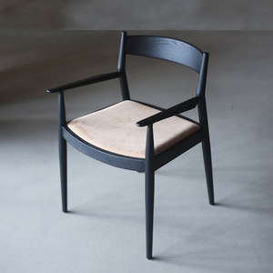 Sedia da Pranzo in Legno Massello <span class=keywords><strong>e</strong></span> Pelle Stile Nordico con Braccioli <span class=keywords><strong>e</strong></span> Schienale Design Minimalista Moderno per Hotel <span class=keywords><strong>e</strong></span> Uso Domestico - Product Image 1