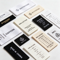 Étiquettes de vêtements en tissu polyester écologiques avec logo de marque personnalisé, impression en gravure haute densité, découpe au laser, étiquette tissée