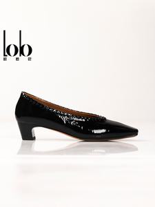 รองเท้าส้น<span class=keywords><strong>สูง</strong></span>สไตล์เรโทรอังกฤษสำหรับผู้หญิง ฤดูใบไม้ผลิ 2026 หัวเหลี่ยม หนังเคลือบเงา สายรัดข้อเท้าแบบหัวเข็มขัดเดี่ยว สีพื้น แฟชั่น - Product Image 3