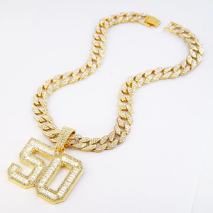 สร้อยคิวบันฮิปฮอปขนาด 15 มม. สีทองแบบไมอามี่ ประดับเพชรเต็มเส้น พร้อมจี้เลข 50 - Product Image 1