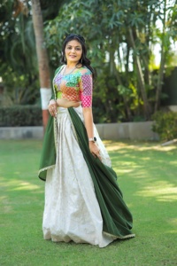 Top qualité Designer mère fille soie Lehenga Choli avec chemisier en soie lourde non cousue à vendre à l'exportation - Product Image 5