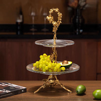 Plateau à gâteau en cristal européen avec trépied en cuivre. Articles de décoration intérieure français pour salon, salle à manger et bureau. Échantillon de fruits divers