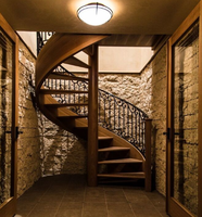 Escalier en colimaçon en bois de luxe avec structure en acier courbé de style flottant haut de gamme et marches en bois massif