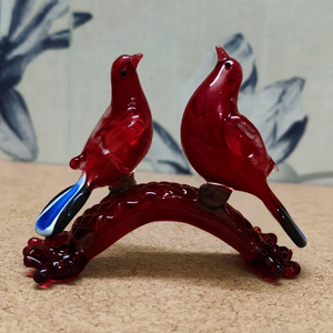 Figurines d'oiseaux rouges en verre soufflé à la main, paire sur branche, décoration artistique, sculpture animale de collection, faite à la main - Product Image 1