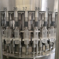 Machine de remplissage automatique d'eau, ligne d'embouteillage automatique de bouteilles PET avec convoyeur servo et structure compacte