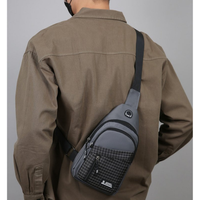 Sac bandoulière sport durable pour homme, sac de poitrine décontracté avec plusieurs poches zippées, sac hydrofuge, logo personnalisé