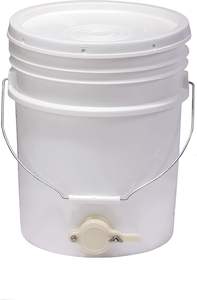 Equipo de apicultura Cubo de plástico de grado alimenticio de 20L con puerta de miel - Product Image 2