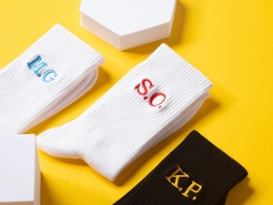 Chaussettes habillées en <span class=keywords><strong>coton</strong></span> personnalisées <span class=keywords><strong>pour</strong></span> hommes avec initiales, motif lettres antibactérien, écologiques, <span class=keywords><strong>idée</strong></span> <span class=keywords><strong>cadeau</strong></span> <span class=keywords><strong>pour</strong></span> témoin <span class=keywords><strong>de</strong></span> mariage - Product Image 4
