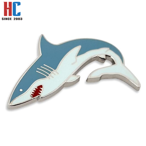 Épinglette en émail plaqué or moderne, motif requin blanc, création artisanale sur le thème de la vie marine, des océans et des créatures aquatiques, cadeau, fabrication usine avec 20 ans d'expérience - Product Image 3