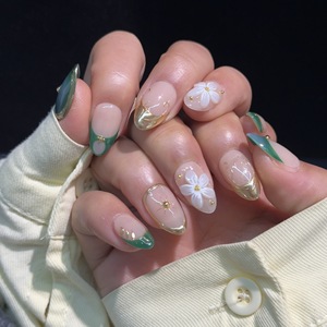 Ongles courts en amande faits à la main, motif floral blanc, feuillage vert menthe et doré, ongles floraux rafraîchissants pour le printemps et l'été - Product Image 3