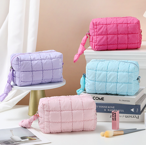 Hot Selling Soft Cosmetic <span class=keywords><strong>Bag</strong></span> Puffer Gepolsterte geste ppte Nylon Toiletry <span class=keywords><strong>Organizer</strong></span> Wasserdichte Schönheit Bunte Hautpflege Beutel Tasche - Product Image 2