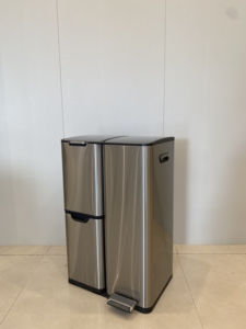 Cestino per uso domestico <span class=keywords><strong>a</strong></span> <span class=keywords><strong>tre</strong></span> compartimenti con coperchio <span class=keywords><strong>a</strong></span> pedale <span class=keywords><strong>a</strong></span> chiusura lenta da 60 litri in acciaio inossidabile - Product Image 3