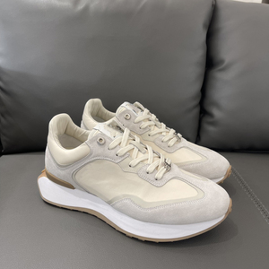 รองเท้าหนังแกะคุณภาพสูงสำหรับผู้ชาย ดีไซน์หรูหรา กันลื่น เหมาะสำหรับกิจกรรมกลางแจ้ง รองรับอุ้งเท้า รองเท้ากีฬา ผลิตจากโรงงานกวางตุ้ง รับผลิตแบบ OEM - Product Image 3