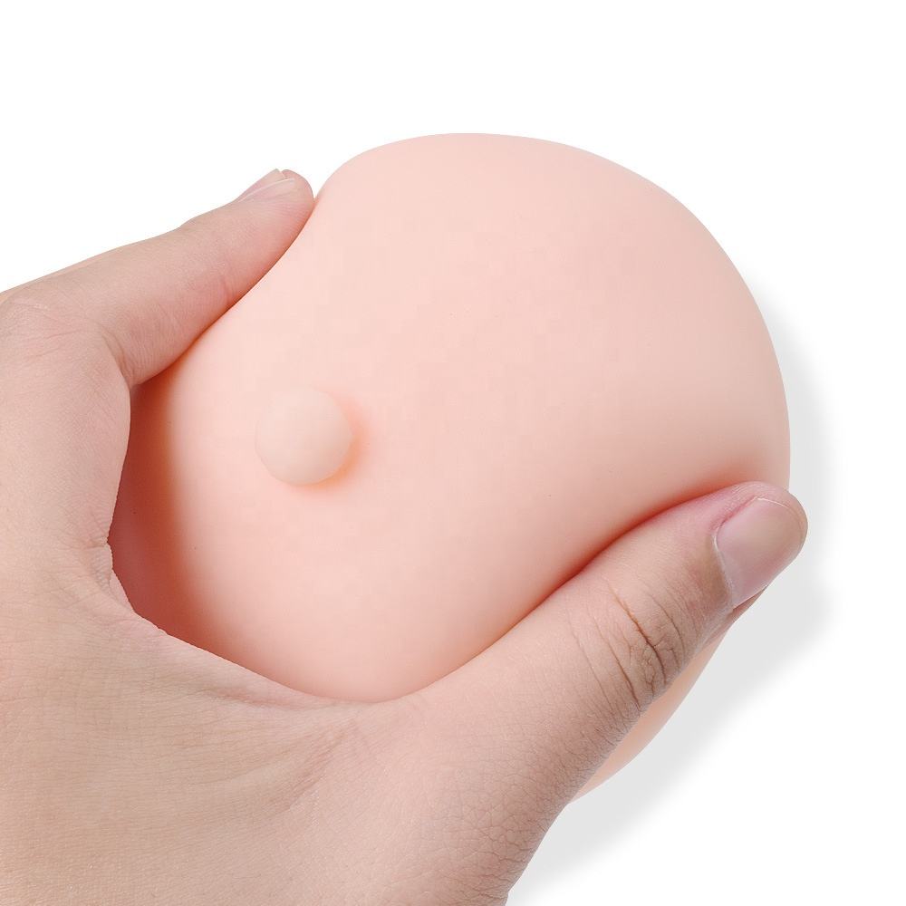 身穿休闲粉色毛衣的年轻黑人面带微笑地看着旁边目不转睛地看着外面想——图库图片© Krakenimages.com #577736350, image size:1000x1000