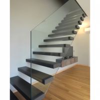 Escalier flottant intérieur moderne en bois massif avec rampe en verre/bois, durable et écologique, idéal pour hôtels, villas et salons.