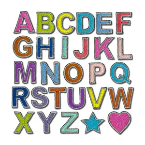 26ตัวอักษรภาษาอังกฤษขนาดเล็กที่มีสีสันเย็บปักถักร้อยเหล็กบนแพทช์ตัวอักษร