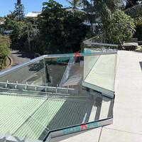 Rampe en verre sans cadre avec profilé en U en aluminium et éclairage LED, design moderne pour balcon, terrasse extérieure, balustrade et main courante.