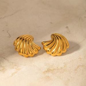 ต่างหูสตั๊ดทรงเปลือกหอยลายคลื่นน้ำ สแตนเลสสตีลชุบทอง 18K กันน้ำ ไม่หมอง ทันสมัย สำหรับผู้หญิง - Product Image 3