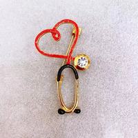 Broches en forme de stéthoscope d'infirmière pour femmes, accessoires de personnalité pour infirmières, cadeaux, épingles de chapeau et de revers