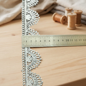 Cinta de Poliéster Elegante de 4cm con Borde Festoneado y Bordado Floral Personalizado al por Mayor para Coser Prendas, Bolsos y Regalos - Product Image 1