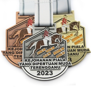 Médaille <span class=keywords><strong>de</strong></span> course <span class=keywords><strong>de</strong></span> chevaux personnalisée en cuivre doré et argent pour médaille <span class=keywords><strong>de</strong></span> <span class=keywords><strong>cheval</strong></span> avec lanière - Product Image 1