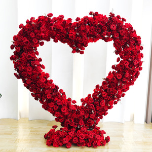 Présentoir floral classique en forme de coeur fleur de fer artificielle rouge décoration de célébration d'événement pour la maison de fond de mariage - Product Image 1