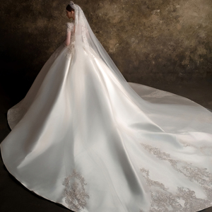 LSHT125 Vestido de Novia Moderno y Elegante con Cuello en V, Apliques Florales de Cristal y Manga Larga para Mujer - Product Image 3
