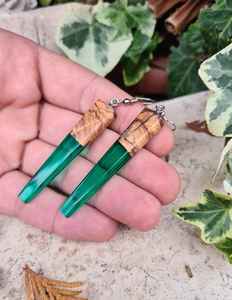 Boucles d'oreilles élégantes en résine et en bois, bijoux faits à la main, légers, inspirés de la nature, pièces originales, idéales pour les femmes, les adolescentes et les filles - Product Image 4