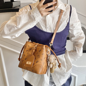 Sacs à main tendance style rétro pour femmes, en gros, avec motifs floraux, sacs à bandoulière en PU à cordon de serrage, sacs seau bandoulière - Product Image 2