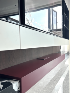 Mobile <span class=keywords><strong>TV</strong></span> Sospeso Minimalista di Lusso Italiano con <span class=keywords><strong>Base</strong></span> in Lastra di Roccia, Offre Ampio Spazio di Archiviazione e un Tocco Premium di Alta Gamma. - Product Image 3