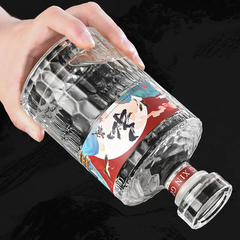 럭셔리 독특한 산 모양 바닥 빈 제작 된 크리스탈 주류 정신 유리 병 유리 마개가있는 알코올 보드카 럼 진