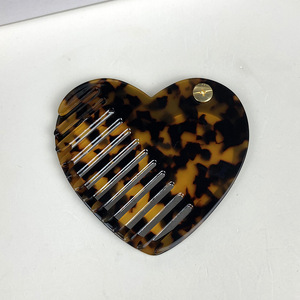 Espejo de Maquillaje Portátil de Alta Calidad con un Diseño de Corazón en Forma de Vinagre y un Peine Incorporado. - Product Image 3