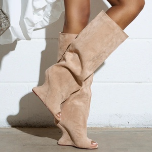 Eleganti Stivali da Donna in Finta Pelle Scamosciata <span class=keywords><strong>Nude</strong></span> con Zeppa e Punta Aperta, Stivali Alti al Ginocchio con Chiusura a Strappo - Product Image 1