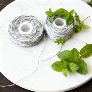 <span class=keywords><strong>Fil</strong></span> <span class=keywords><strong>dentaire</strong></span> ciré anti-déchirure avec fibres d'argent, <span class=keywords><strong>sans</strong></span> PFAS, au fluorure de menthe, pour dents sensibles, avec logo OEM - Product Image 3