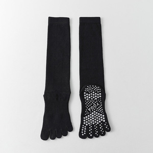 Chaussettes de yoga antidérapantes personnalisées pour femmes, chaussettes à cinq doigts, fitness, antidérapantes, Pilates, chaussettes de sol pour adultes, tube long, à doigts séparés, en coton - Product Image 1