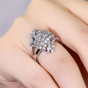 Anello con Design Geometrico a Stella, Stile Unico per Donne - Product Image 2