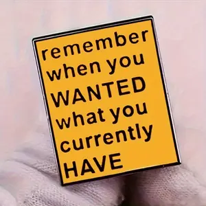 เข็มกลัดตัวอักษรสี่เหลี่ยมสีส้ม "จำได้ว่าเมื่อคุณต้องการสิ่งที่คุณมีอยู่ตอนนี้" หมุดสำหรับวันของกษัตริย์ - Product Image 2