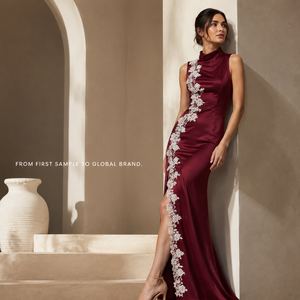 <span class=keywords><strong>Robe</strong></span> <span class=keywords><strong>longue</strong></span> sans manches bordeaux pour femme avec col drapé, appliques en dentelle, fente latérale et silhouette sirène ajustée - Product Image 2