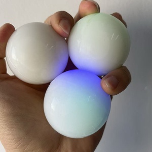 Balles rebondissantes en caoutchouc blanc de 49 mm <span class=keywords><strong>avec</strong></span> LED multicolores activées par l'impact et logo imprimé pour la promotion de la marque, le <span class=keywords><strong>jeu</strong></span> sensoriel et les cadeaux de fête - Product Image 4