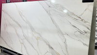 Dalle blanche Calacatta à grosses veines au design moderne, pierre artificielle à faible teneur en silicone, surface de polissage de comptoir de cuisine en quartz artificiel