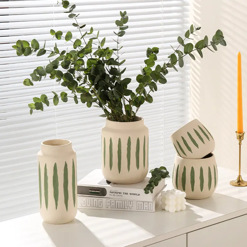 Ensemble de 4 vases en céramique blancs Trio contemporain en céramique pour décoration de maison de ferme moderne Accents Living Room Decor Entryway Vase à fleurs en céramique
