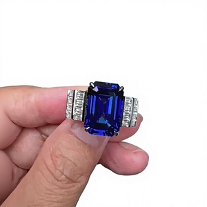 Anillo de Oro Blanco de 18k con Zafiro Azul Corte Esmeralda Premium y Piedras Laterales de Diamante, Anillo de Compromiso Clásico para Mujer, Certificado IGI - Product Image 1