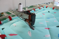 Matelas Quilter informatisé à bras long et à une aiguille bon marché machine à coudre industrielle machine à textile pour la maison avec cadre à vendre