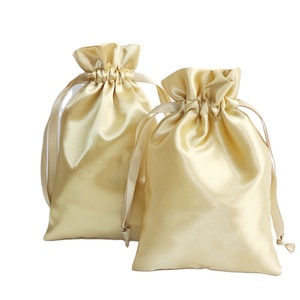 Sacs cadeaux en satin avec cordon de serrage pour cosmétiques et bijoux, personnalisables avec logo, pour perruques et extensions capillaires – Vente en gros - Product Image 1