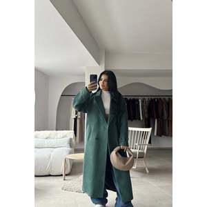 Abrigo de Mujer Verde con Botones y Detalle de Bolsillo Frontal - Product Image 3