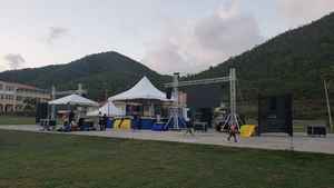 Diámetro de aluminio personalizado 2m 3M Tamaño de doble o única capa Estilo de cadena Braguero giratorio para luces - Product Image 3