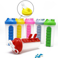 Bouteille d'eau de sport en plastique personnalisable de 600ml avec étui organisateur de comprimés de pilules de 7 jours bouteille de boîte de rangement de vitamines en plein air